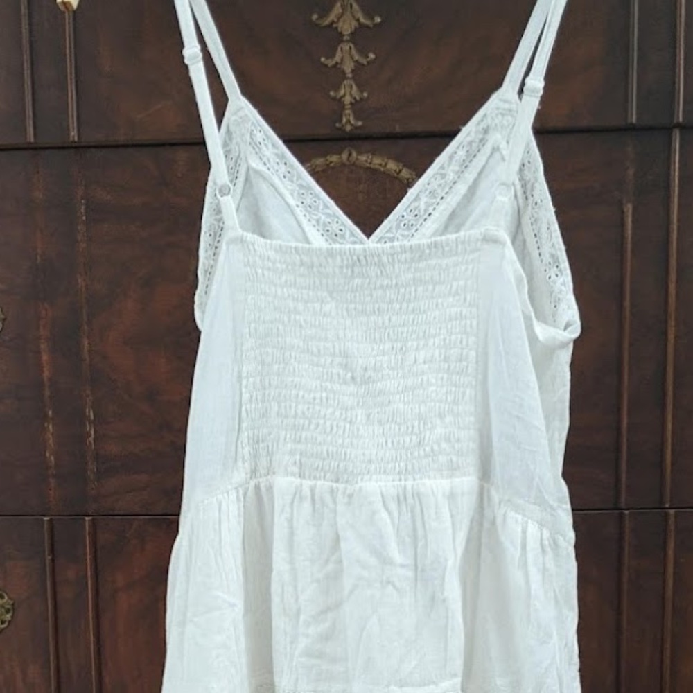 SOLD -- NWOT 🌸 SUBTLE LUXURY White Floral Eyelet Cotton Smocked Dress - Sm/Med - Picture 3 of 8